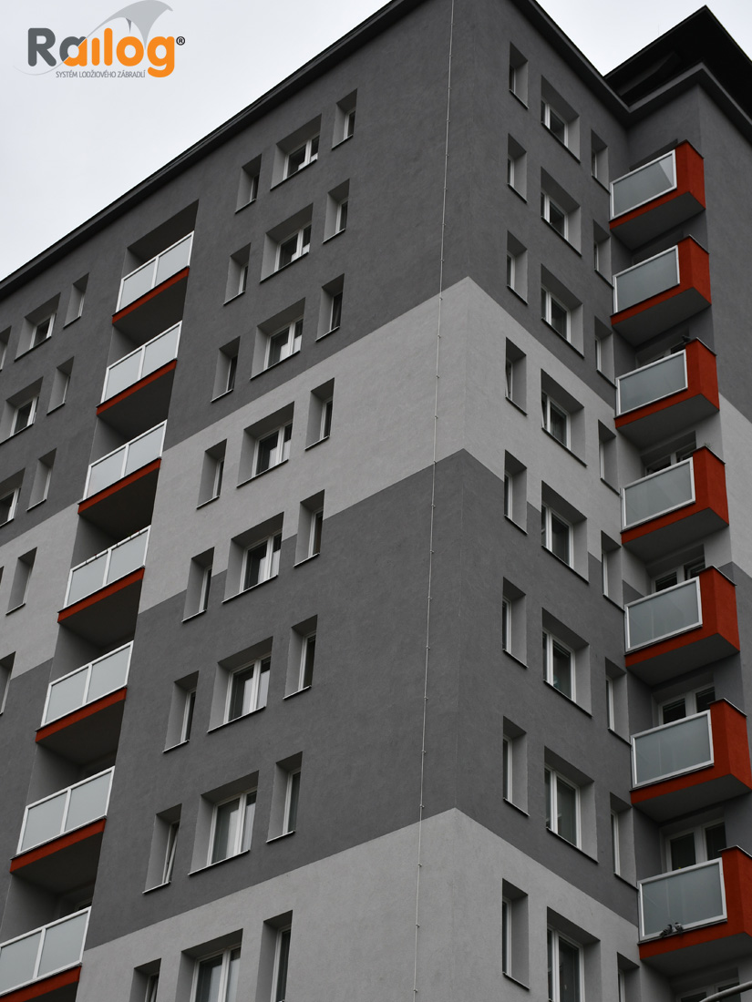 Railog® hliníkové zábradlí 1D, 2D s dělící příčkou pro rozdělení lodžií na bytovém domě, Francouzská 56 v Ostrava - Poruba