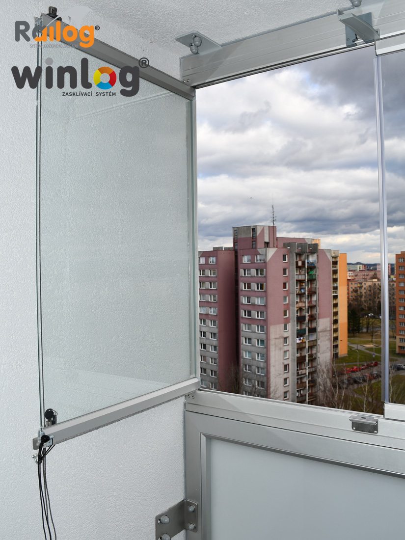 Winlog® otočný - zasklení prefabrikovaných lodžií bezrámovým otočným systémem ve tvaru U na bytovém domě ul. Šponarova v Ostravě - 2019