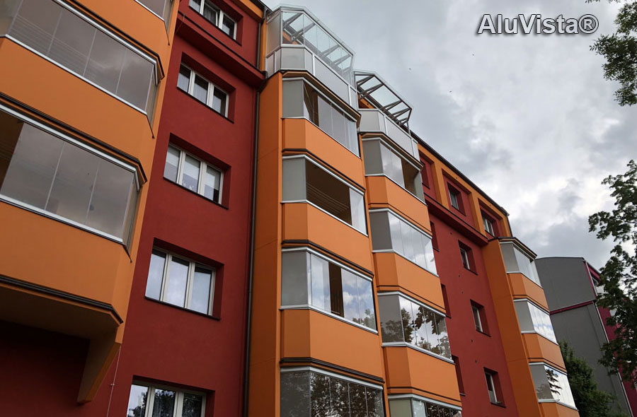 Realizace 2019 - zasklení prefabrikovaných lodžií bezrámovým systémem AluVista® na bytovém domě v Karviné