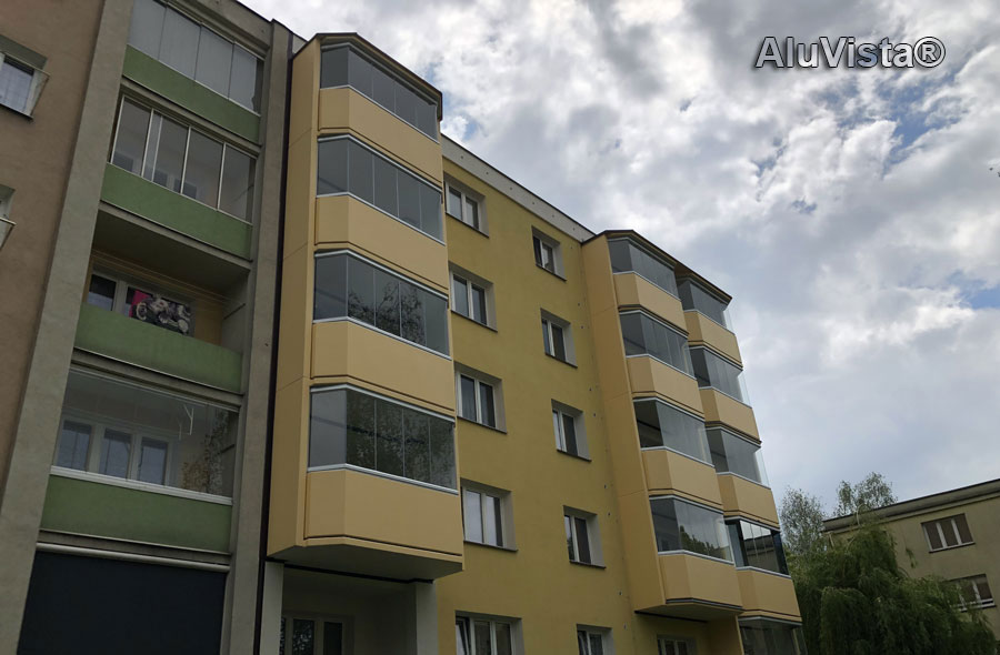 Realizace 2019 - zasklení prefabrikovaných lodžií bezrámovým systémem AluVista® na bytovém domě v Karviné