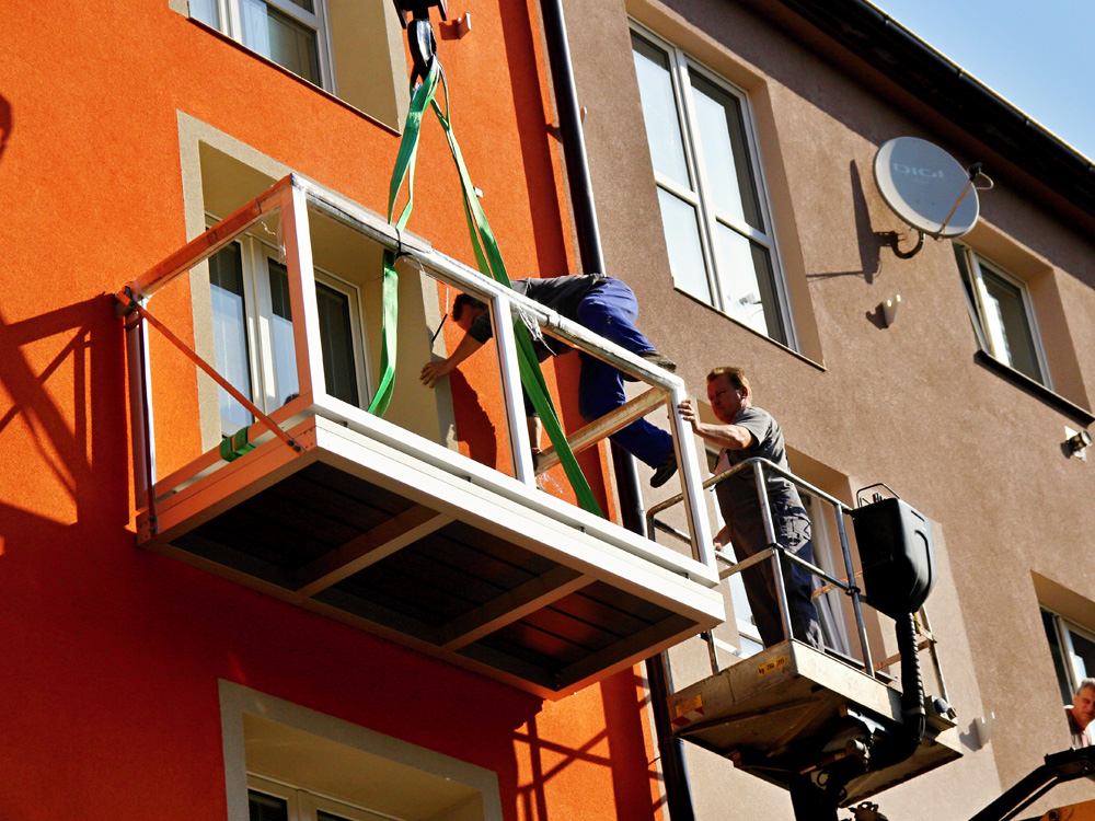 Montáž zavěsných balkónů Railog® s dřevoplastovou podlahou + hliníkové zábradlí Railog® - ul. Sologubova 17, Ostrava - Zábřeh