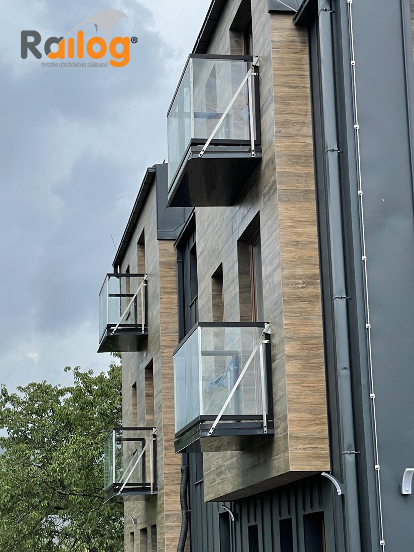 Závěsné balkóny Railog® - výplň čiré sklo, barva černý ELOX®, zábradlí k Francouzským oknům - Apartmanový dům, Čistá v Krkonoších