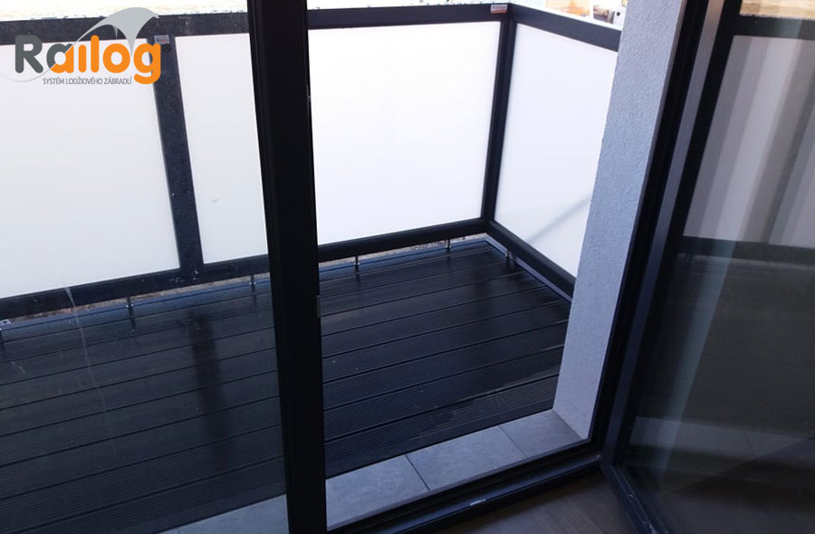 Závěsné balkóny Railog® - povrchová úprava černý ELOX, dřevoplastová podlaha v černé barvě, Hodonín - 2020