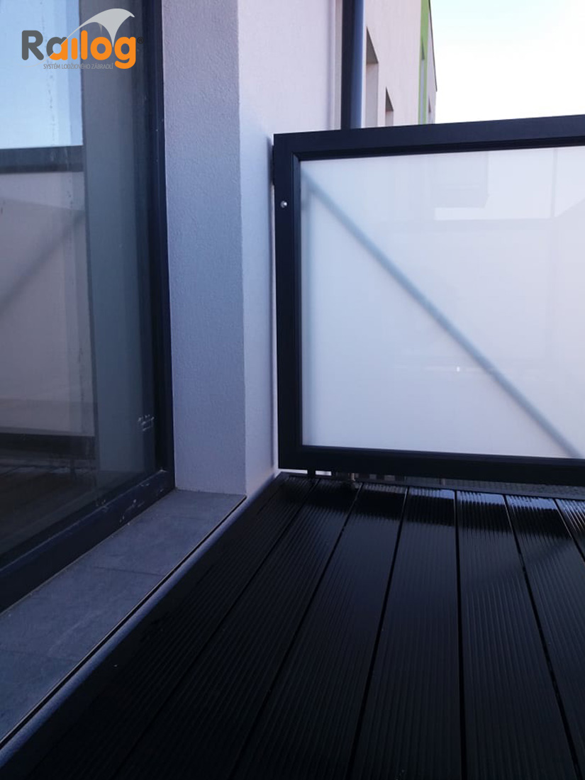 Závěsné balkóny Railog® - povrchová úprava černý ELOX, dřevoplastová podlaha v černé barvě, Hodonín - 2020