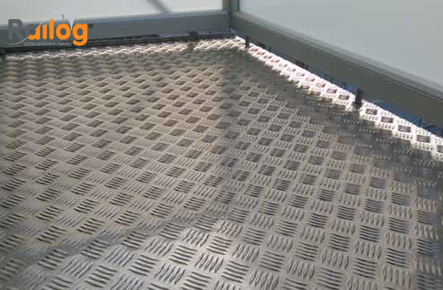 Hliníkový závěsný balkón RAILOG® - hliníková protiskluzová podlaha