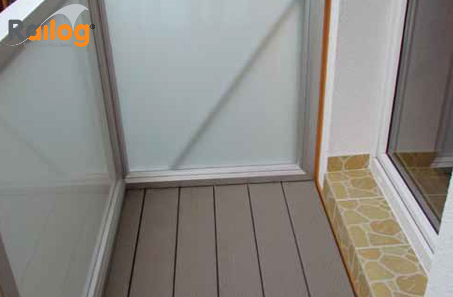 Hliníkový závěsný balkón RAILOG® - podlaha z dřevoplastových desek
