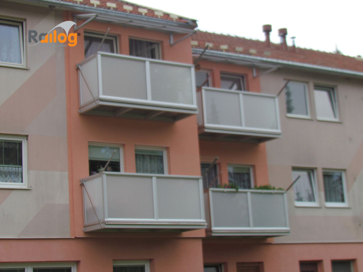 Závěsné balkóny Railog® s AL podlahou + hliníkové zábradlí Railog® - Česká Ves