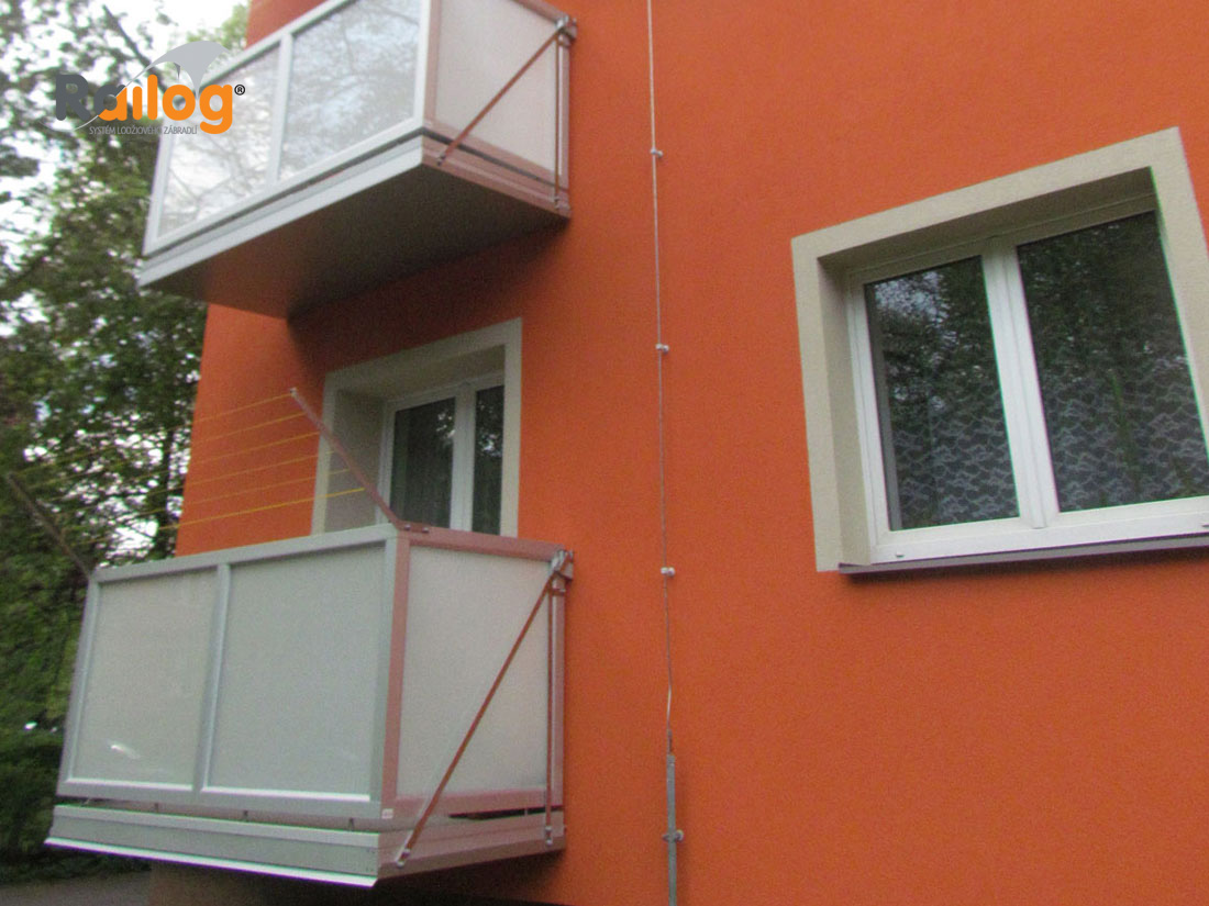 Závěsné balkóny Railog® s AL podlahou + hliníkové zábradlí Railog® - Sologubova 17, Ostrava - podlaha Tvinson