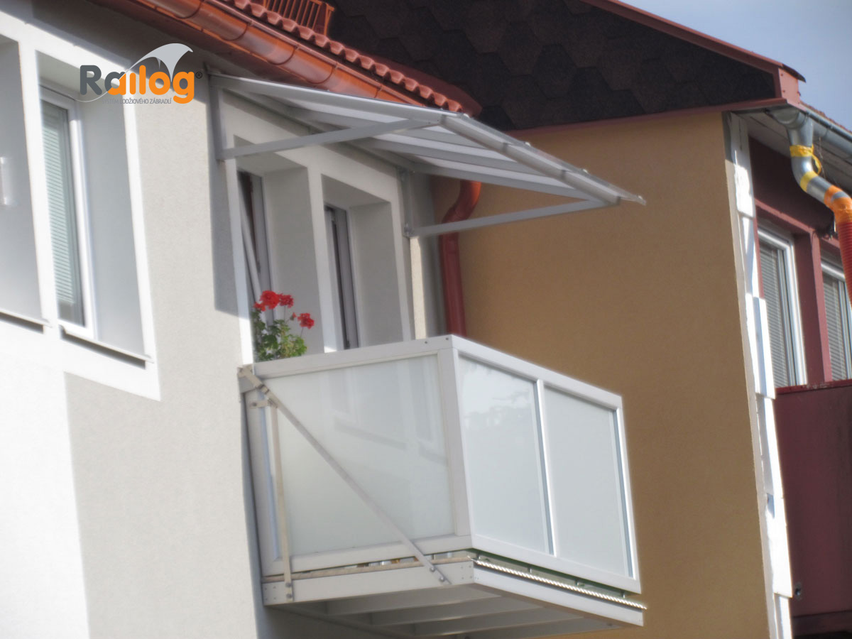Závěsné balkóny Railog® s AL podlahou + hliníkové zábradlí Railog® - Sládková 358/359, Jeseník