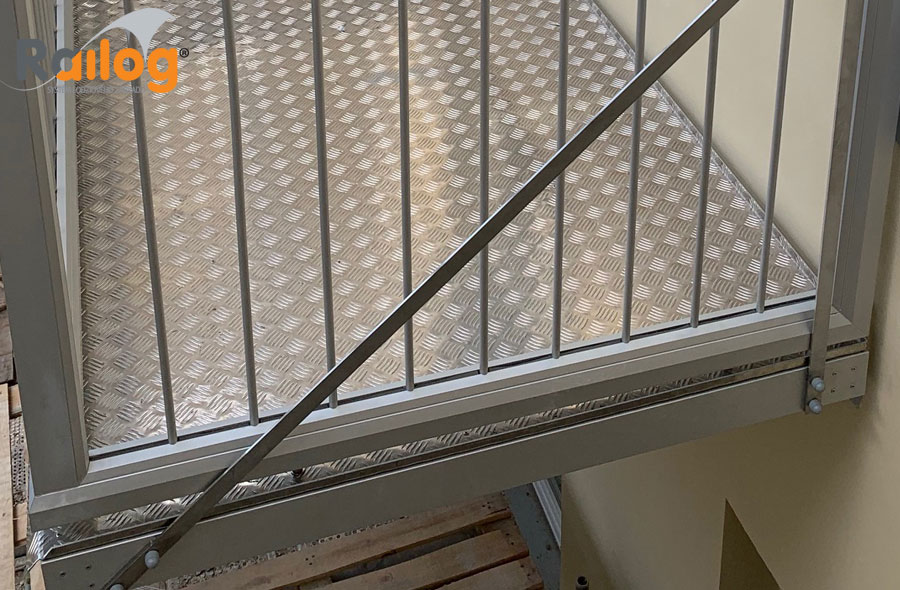 Právě realizujeme montáž zavěsných balkónů Railog® na cihlový dům v Praze ve nitrobloku domu