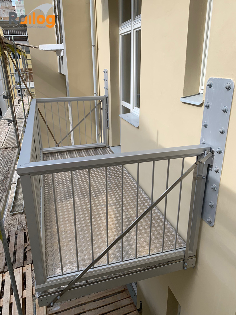 Právě realizujeme montáž zavěsných balkónů Railog® na cihlový dům v Praze ve nitrobloku domu