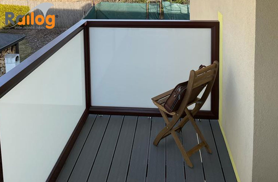 Závěsný balkón na rodinném domě - Railog® II. generace v PÚ čer