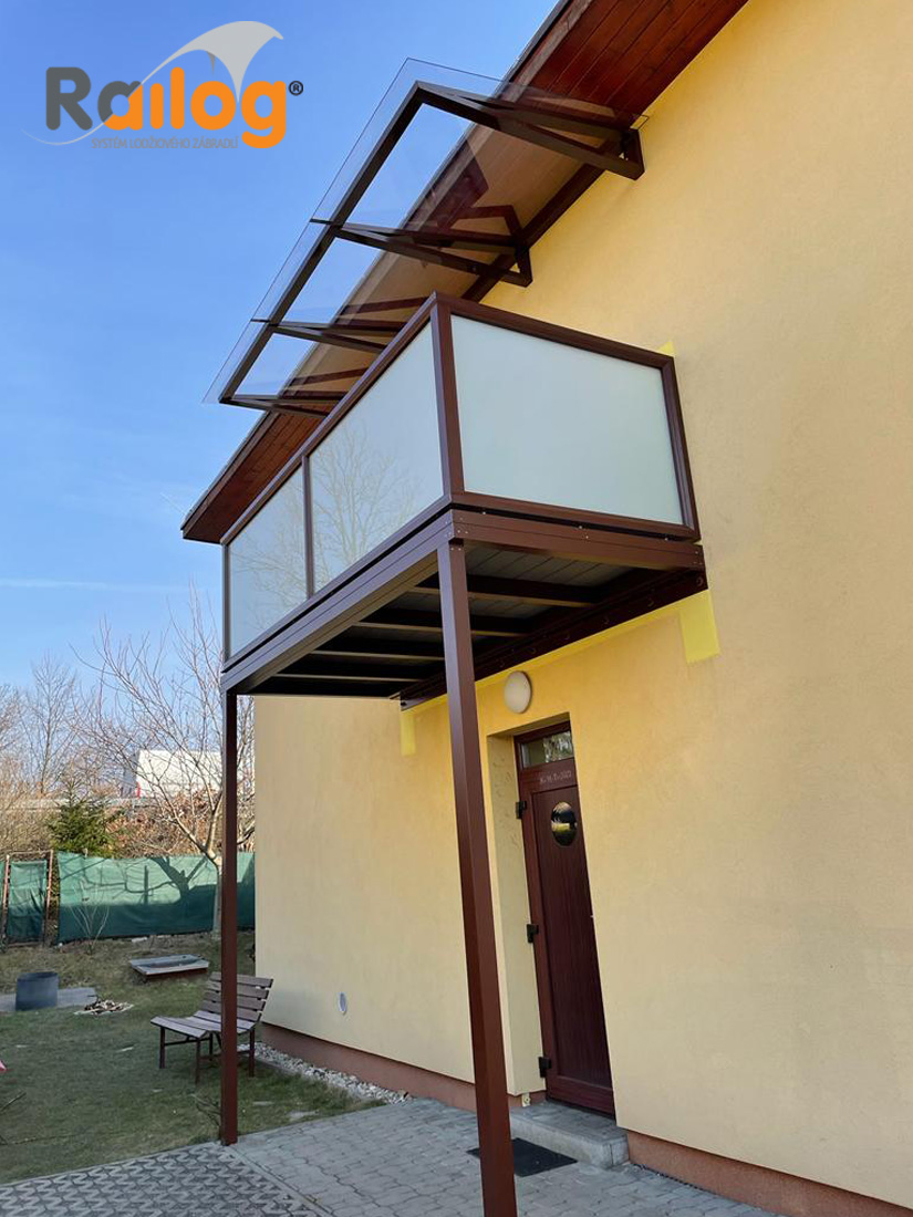 Závěsný balkón na rodinném domě - Railog® II. generace v PÚ čer