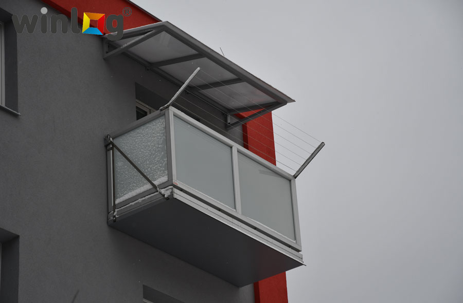Závěsné balkóny Railog® + zasklení závěsných balkónu bezrámovým systémem Winlog® na bytovém domě ul. Obránců Míru v Kopřivnici.