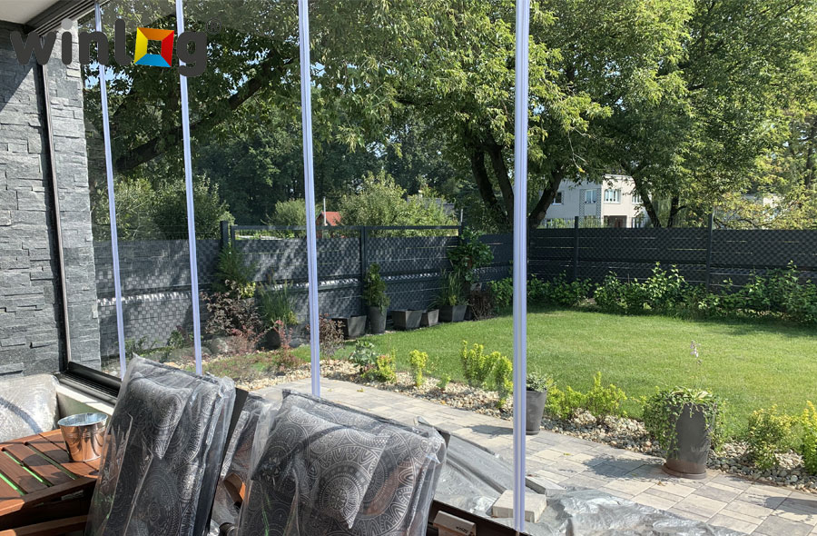 Zimní zahrady, pergoly, prosklené stěny - Winlog® 2 x 4D, černý ELOX® prosklená stěna venkovního posezení na zahradě u rodinného domu v Ostravě